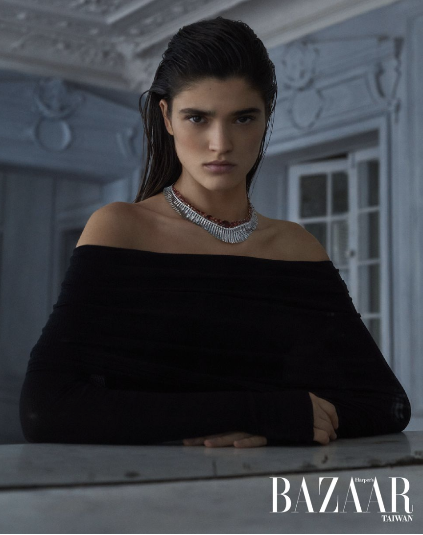 个性十足的新生代模特儿Alexandra Micu穿梭巴黎街角，重现回忆里的唯美场景